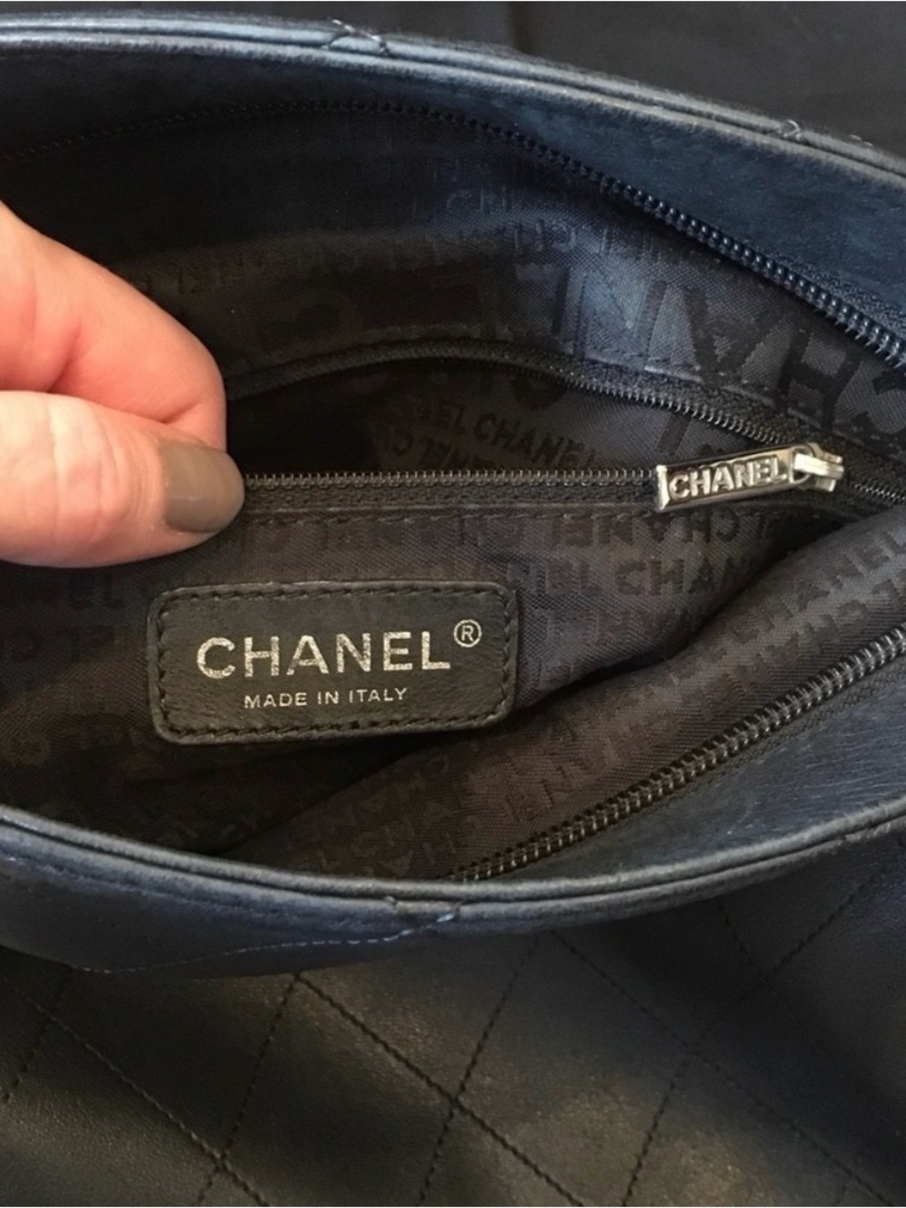 Authentic GORGEOUS CHANEL Black Quilted Lambskin Leather shoulder bag.